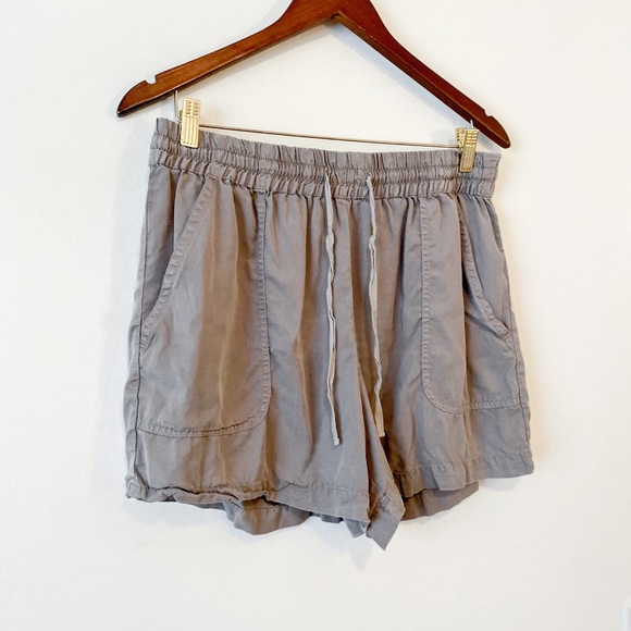 Olive Green Shorts Size Large NWOT - Picture 2 of 4